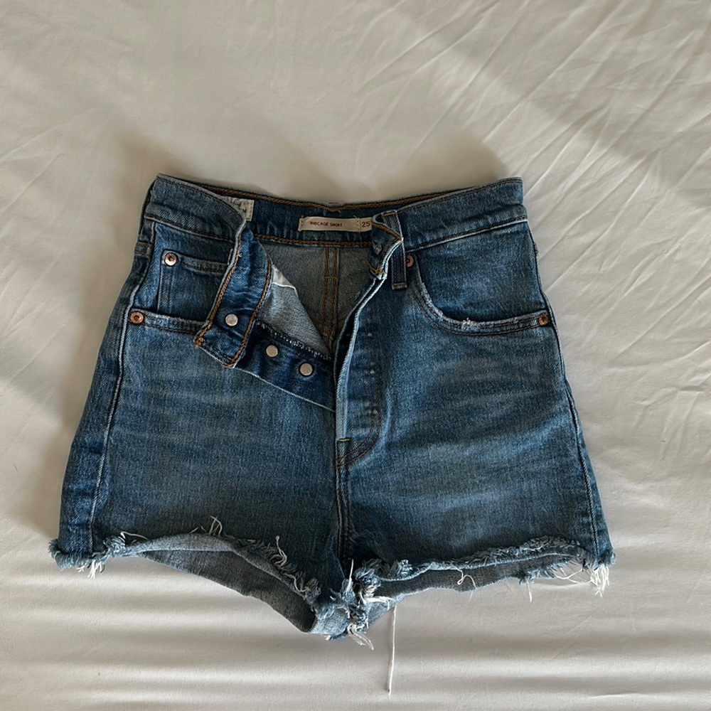 Levi’s High Waist button Fly Ribcage shorts